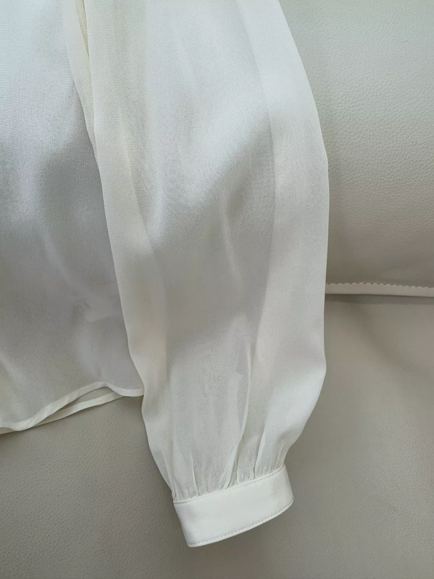 끌로에 우드이어 러플 레이스 자수 실크 블라우스 상세 이미지 7