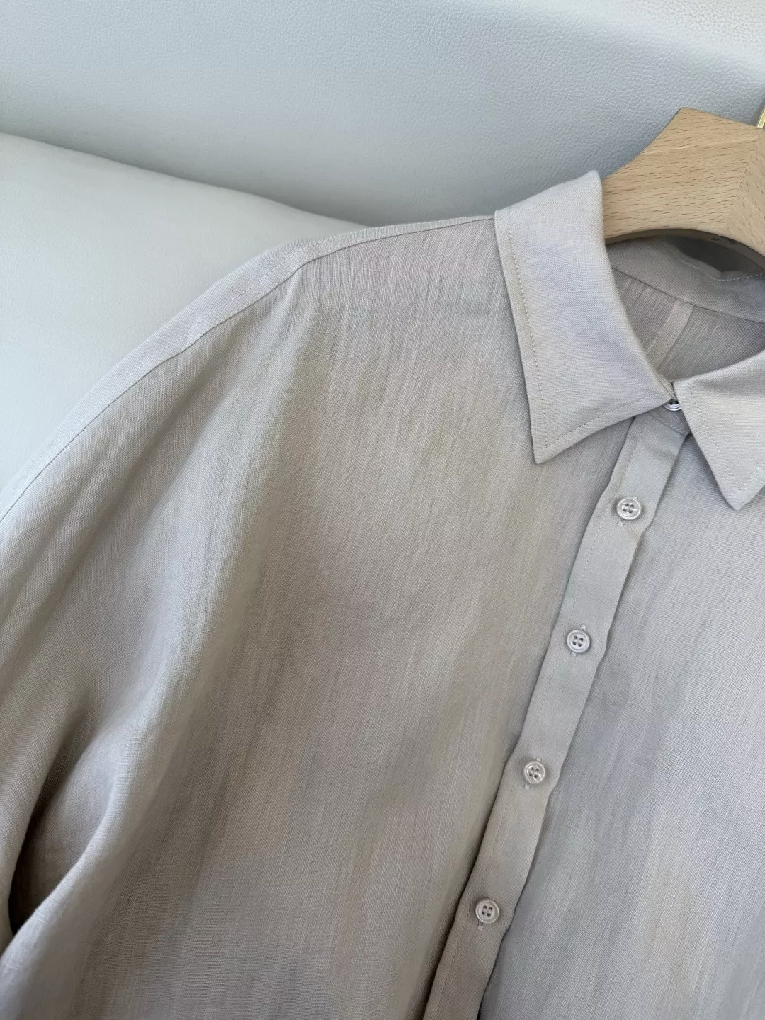 로로피아나 수공 비즈 장식 린넨 루즈핏 셔츠 상세 이미지 5