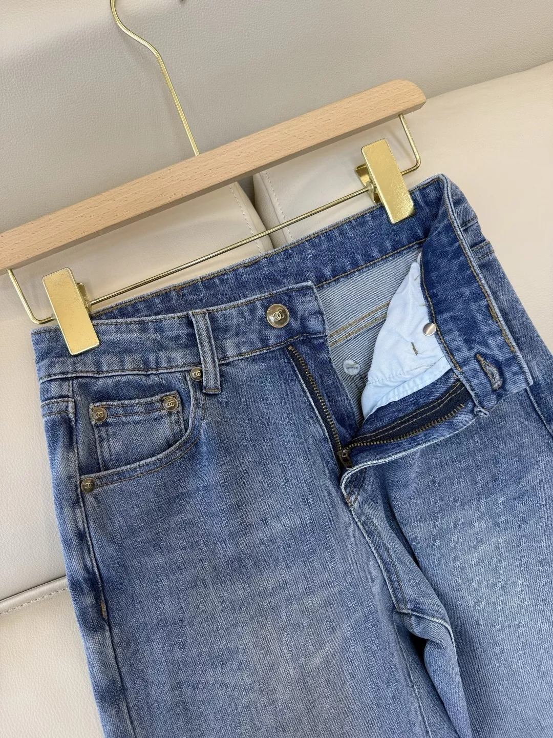 샤넬 클래식 로고 포인트 슬림 부츠컷 데님 팬츠 상세 이미지 5