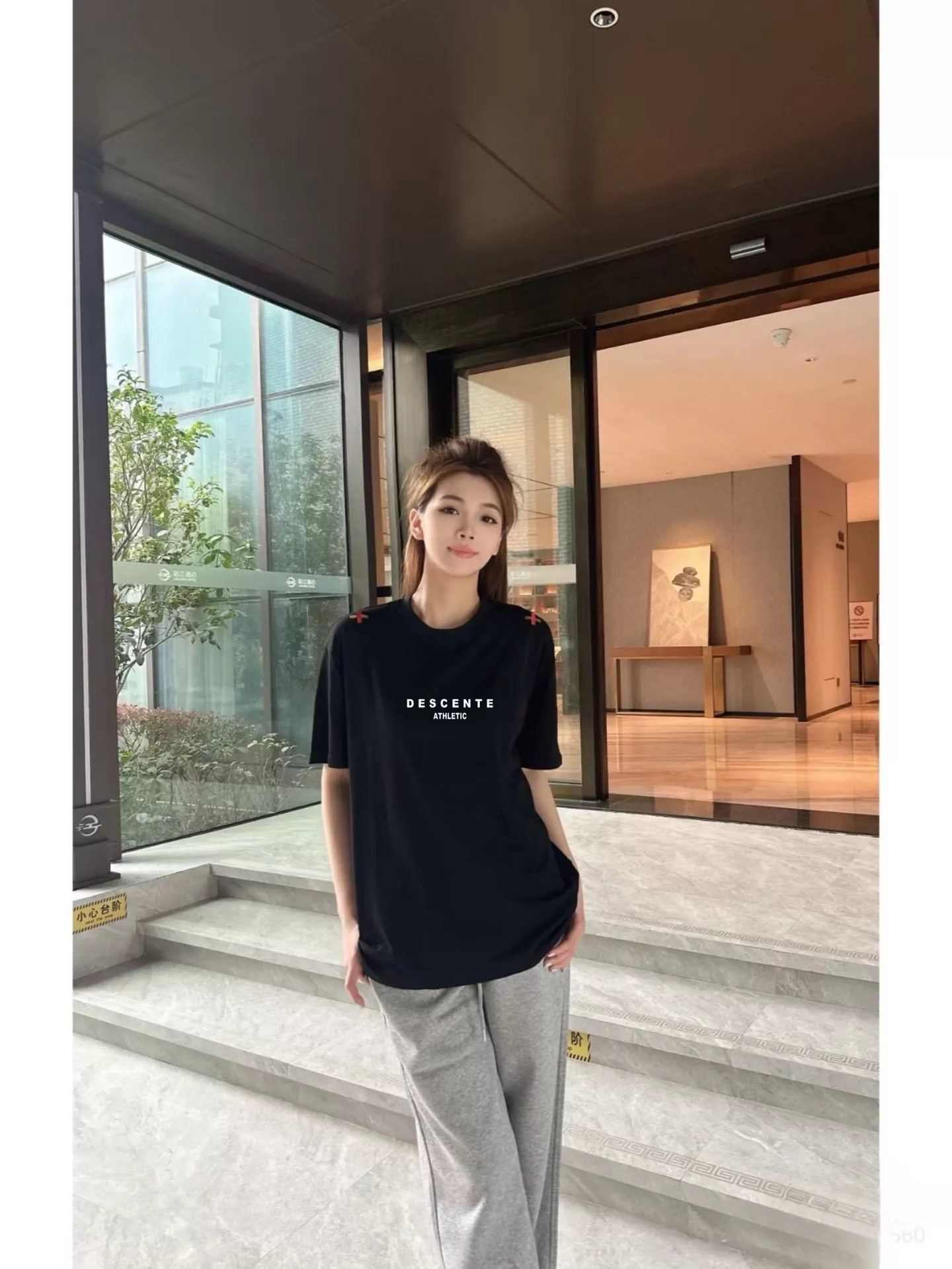 데상트 애슬레틱 레터링 로고 코튼 티셔츠 상세 이미지 14