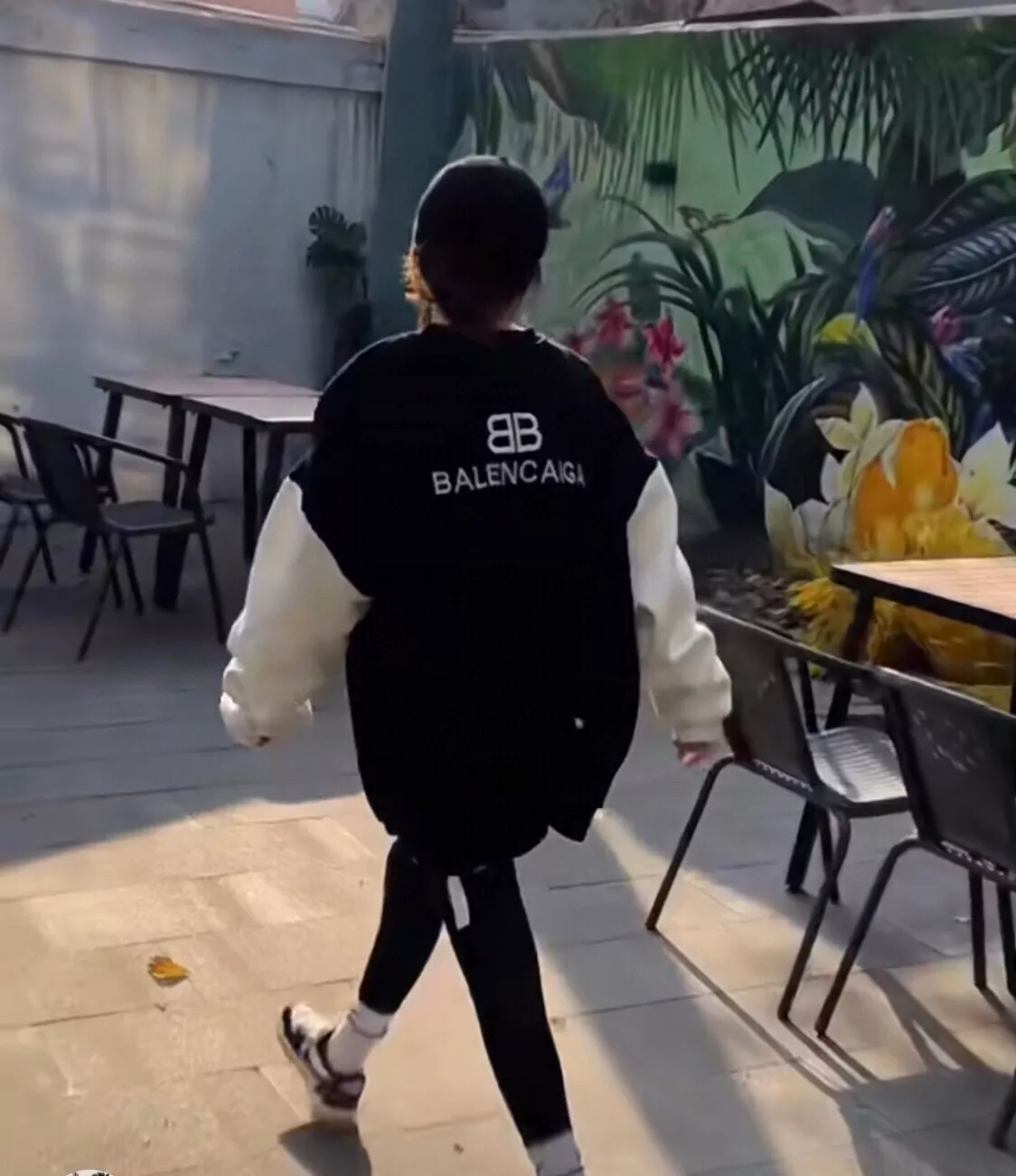 발렌시아가 BB 배색 소매 자수 로고 기모 맨투맨 상세 이미지 11