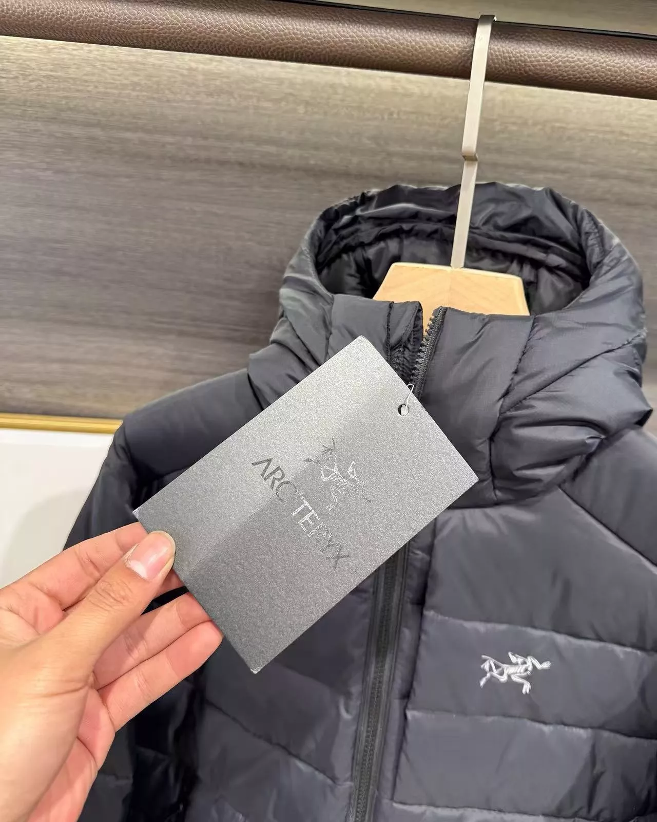 아크테릭스 초경량 후드 다운 재킷 상세 이미지 16