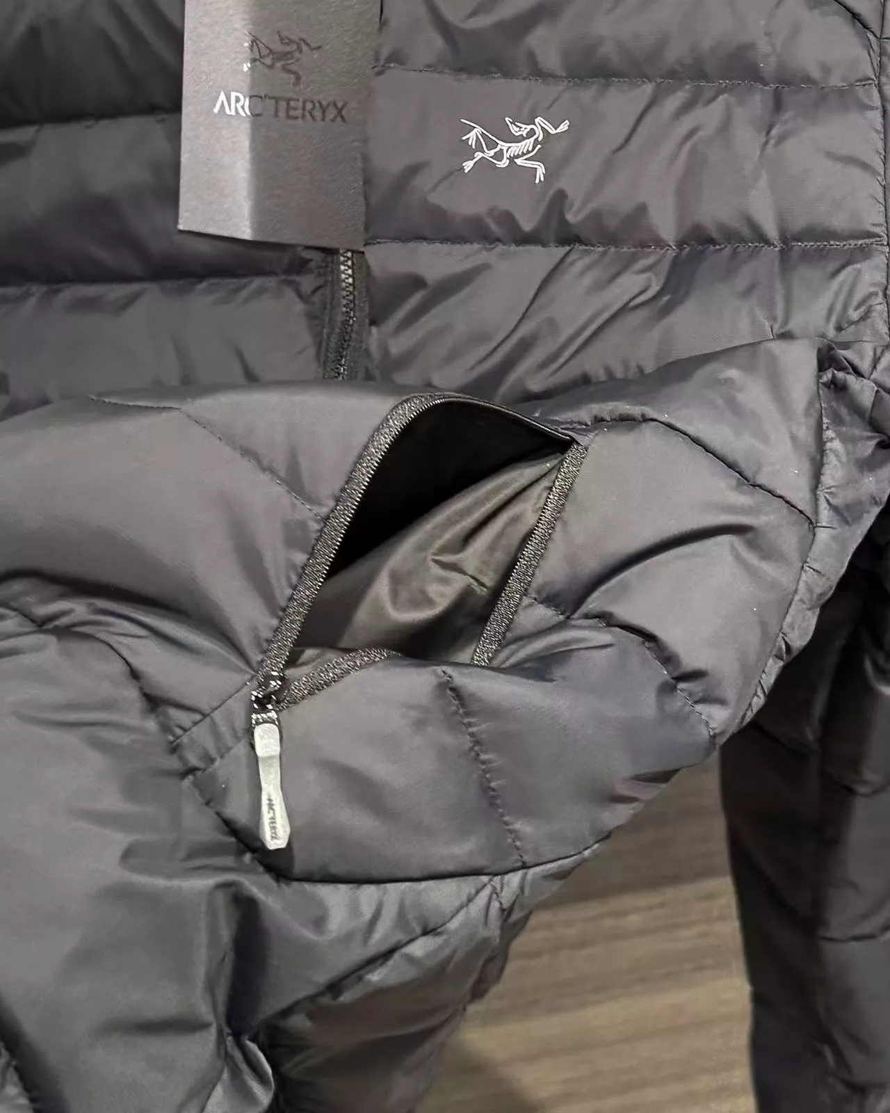 아크테릭스 초경량 후드 다운 재킷 상세 이미지 7
