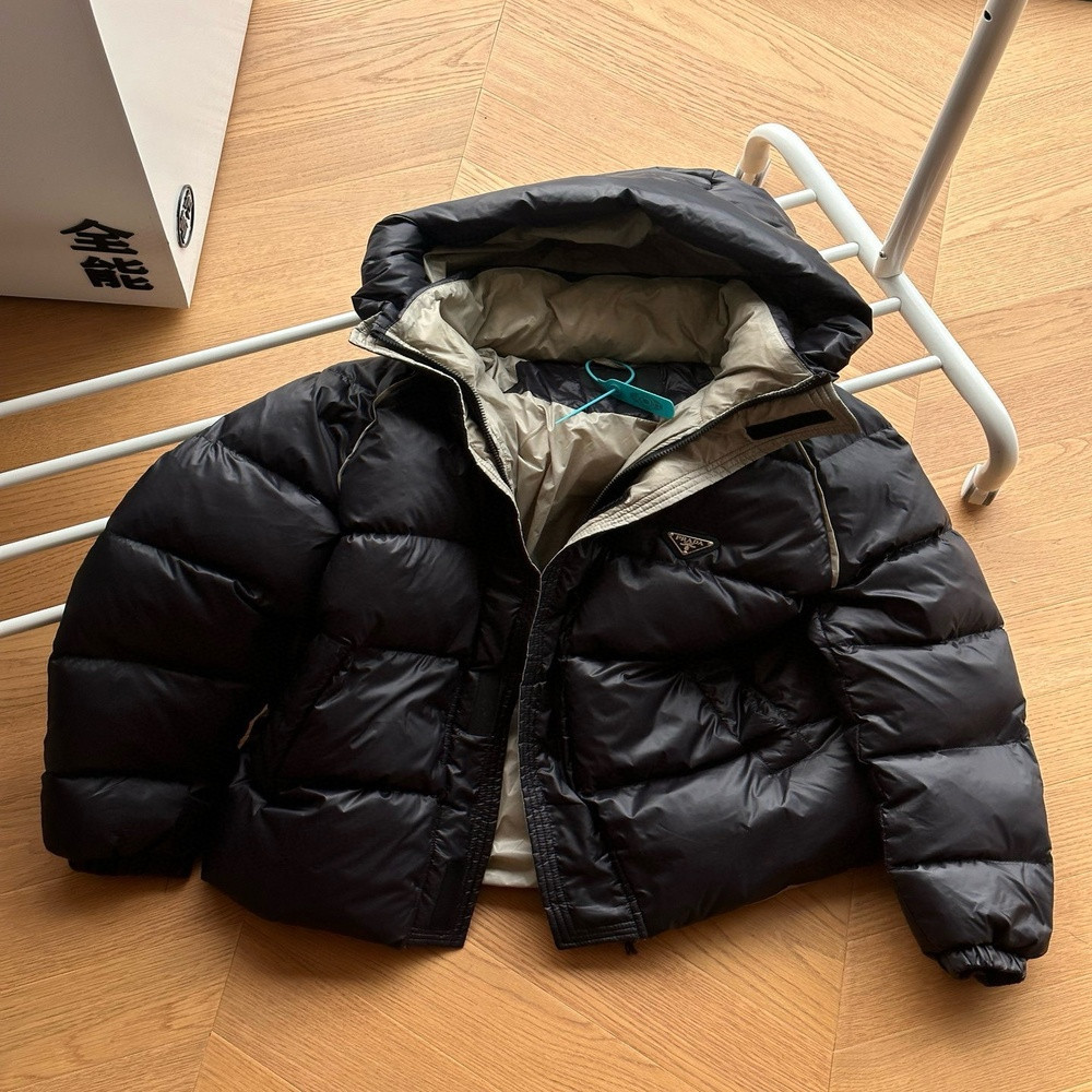 프라다 메탈 트라이앵글 로고 와이드 브림 후드 다운 재킷