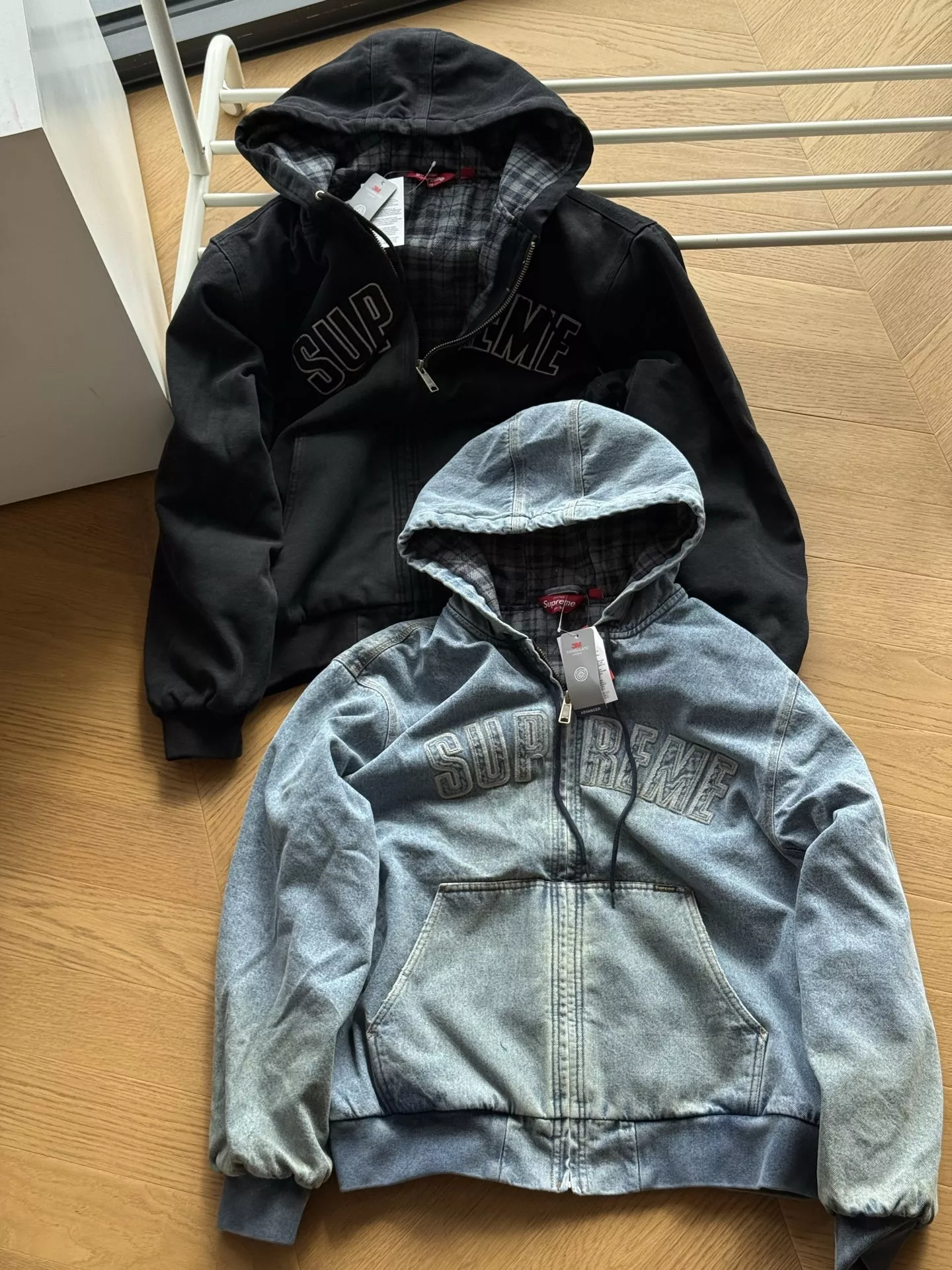 슈프림 FW25 리플렉티브 아치 로고 후드 워크 재킷 상세 이미지 1