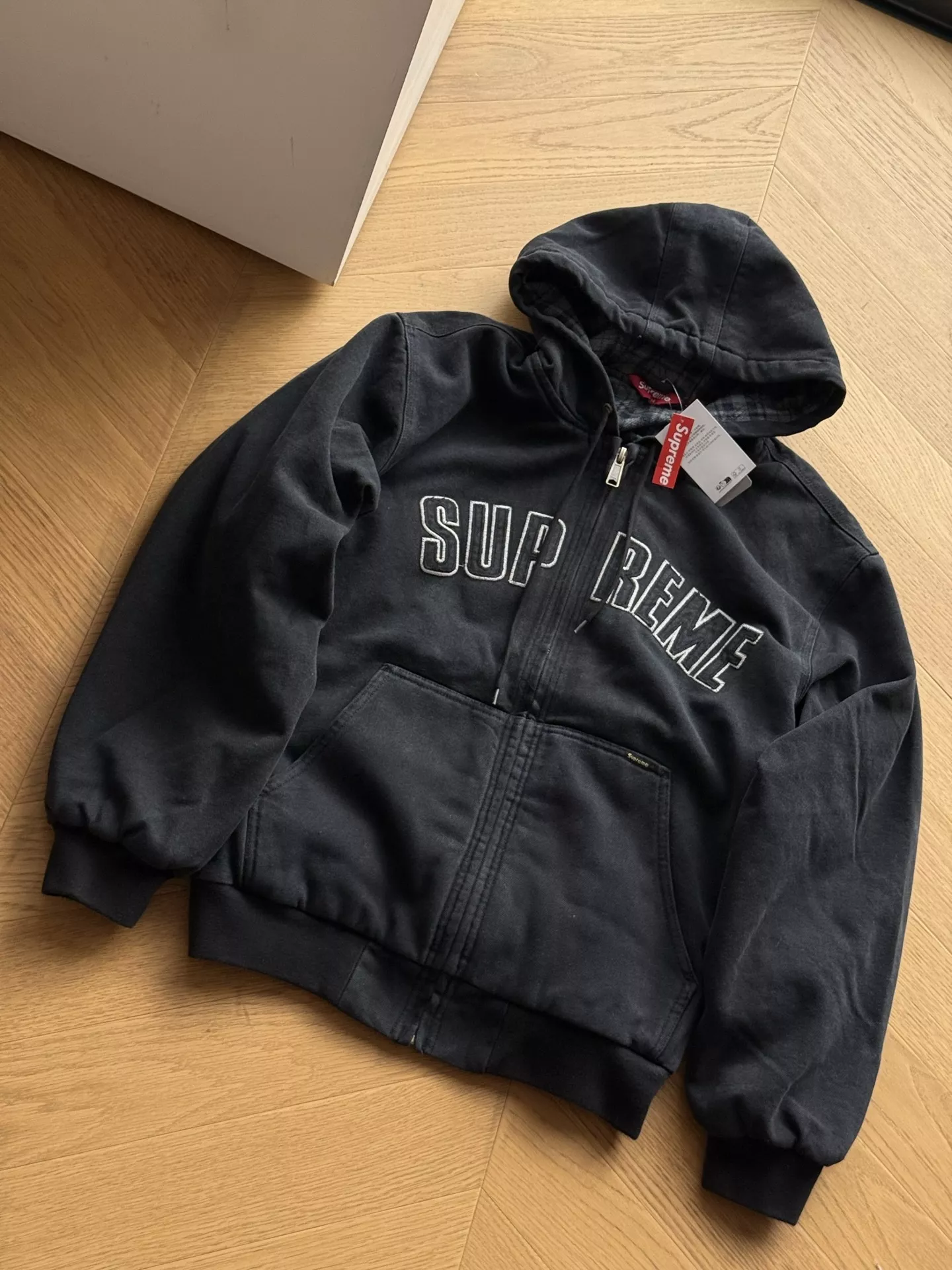 슈프림 FW25 리플렉티브 아치 로고 후드 워크 재킷 상세 이미지 3