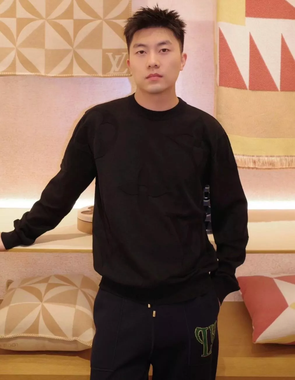 루이비통 모노그램 코튼 라운드넥 긴소매 상세 이미지 14