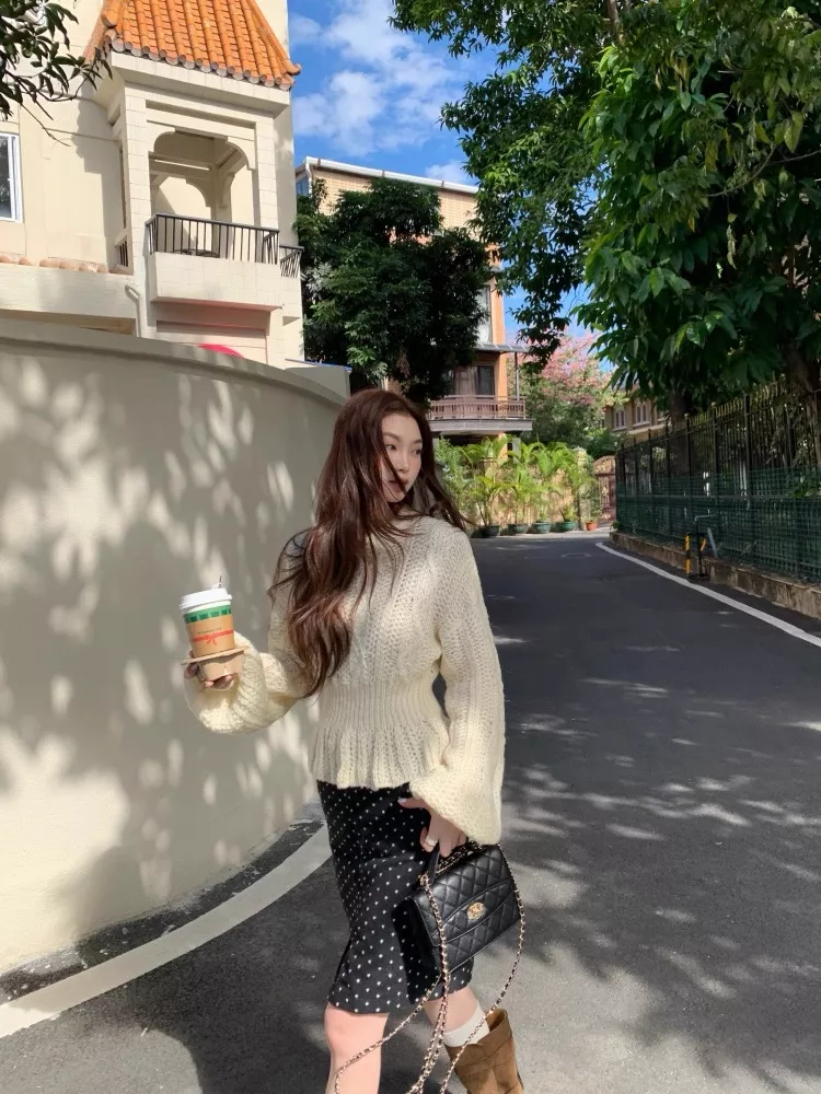 노브랜드 레이스 펀칭 허리밴딩 벌룬소매 프릴 니트 상세 이미지 39