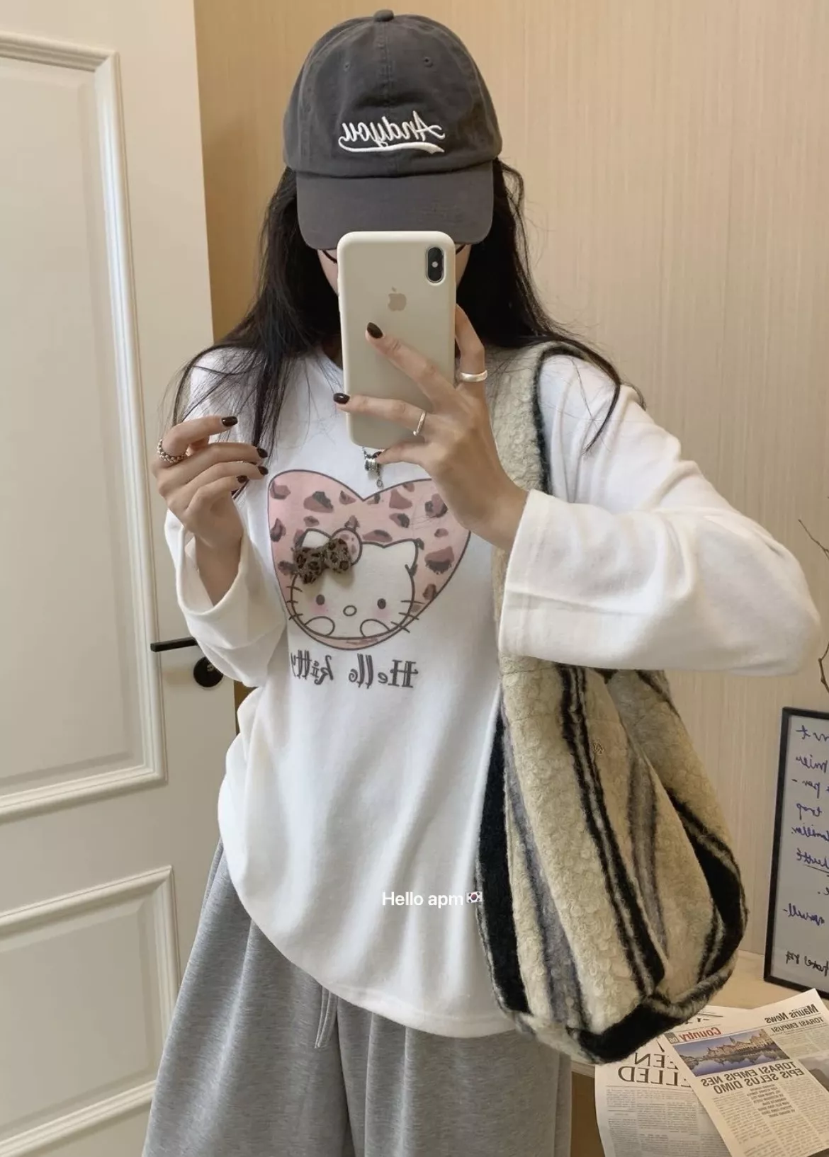 노브랜드 헬로키티 하트 프린트 기모 롱슬리브 티 상세 이미지 28