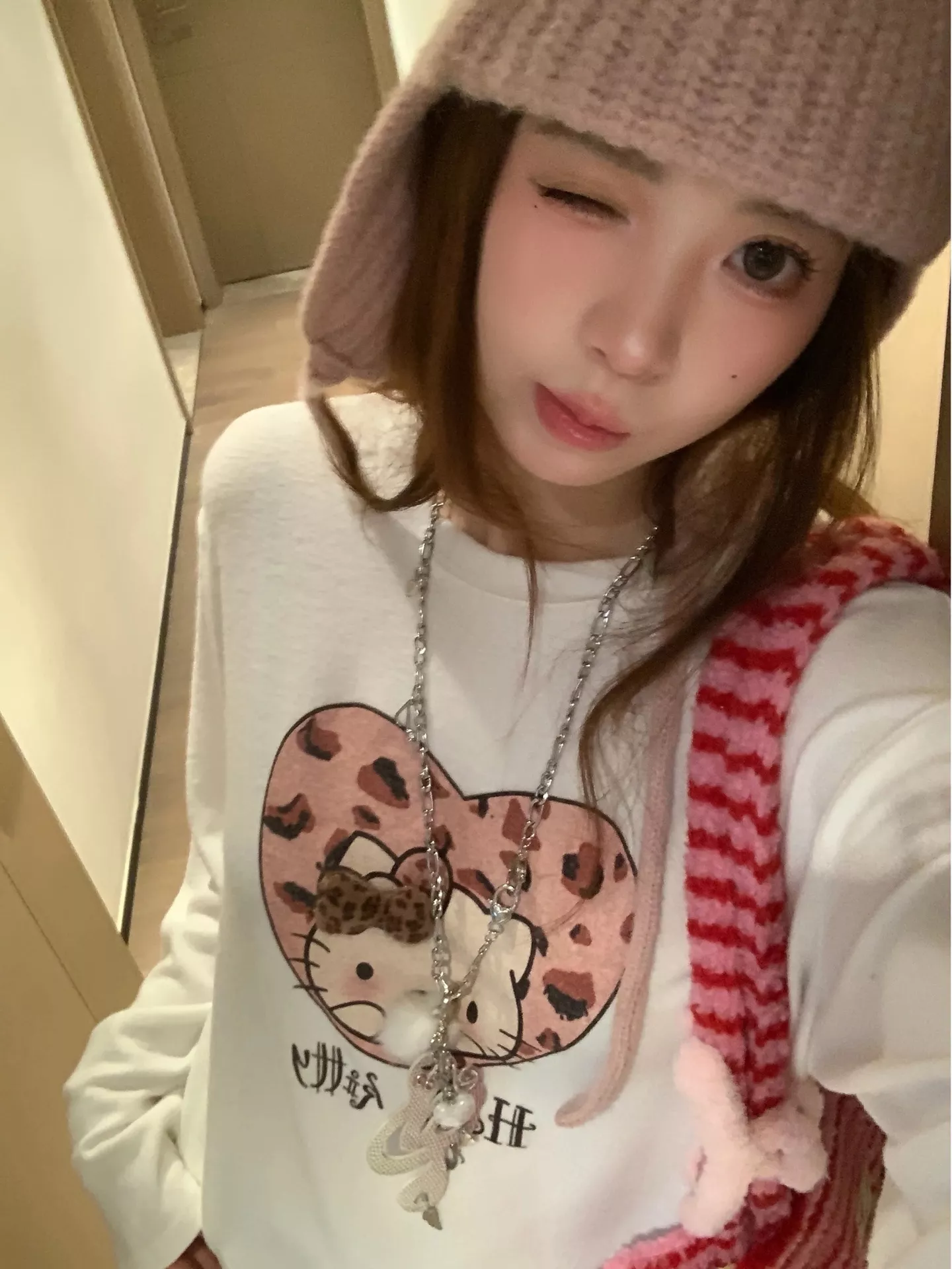 노브랜드 헬로키티 하트 프린트 기모 롱슬리브 티 상세 이미지 24