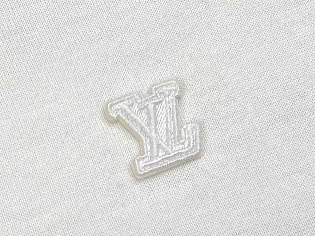 루이비통 LV 로고 포인트 라운드넥 니트 스웨터 상세 이미지 5