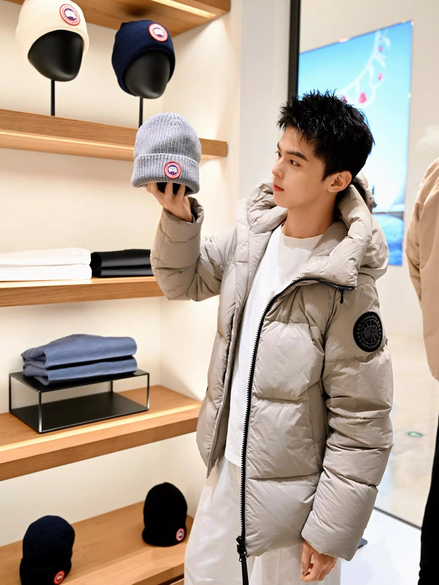 캐나다구스 크로프턴 블랙라벨 후드 다운 재킷 상세 이미지 17