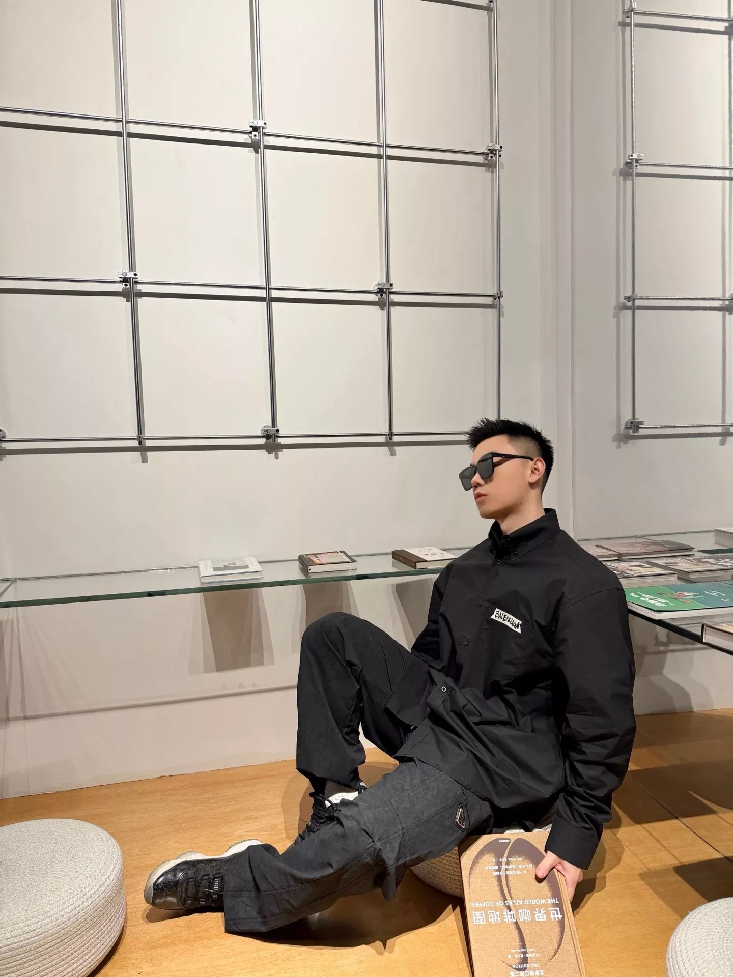 발렌시아가 25FW 마스킹 테이프 로고 프린트 셔츠 상세 이미지 15