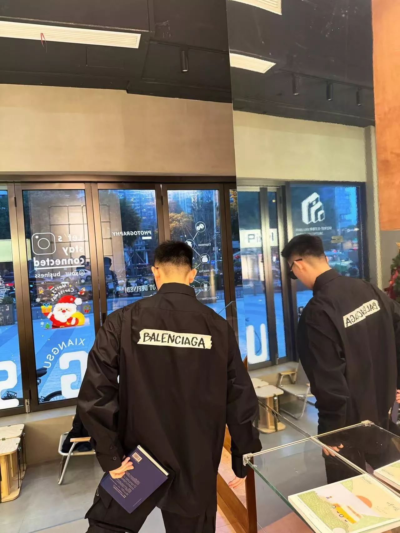 발렌시아가 25FW 마스킹 테이프 로고 프린트 셔츠 상세 이미지 14