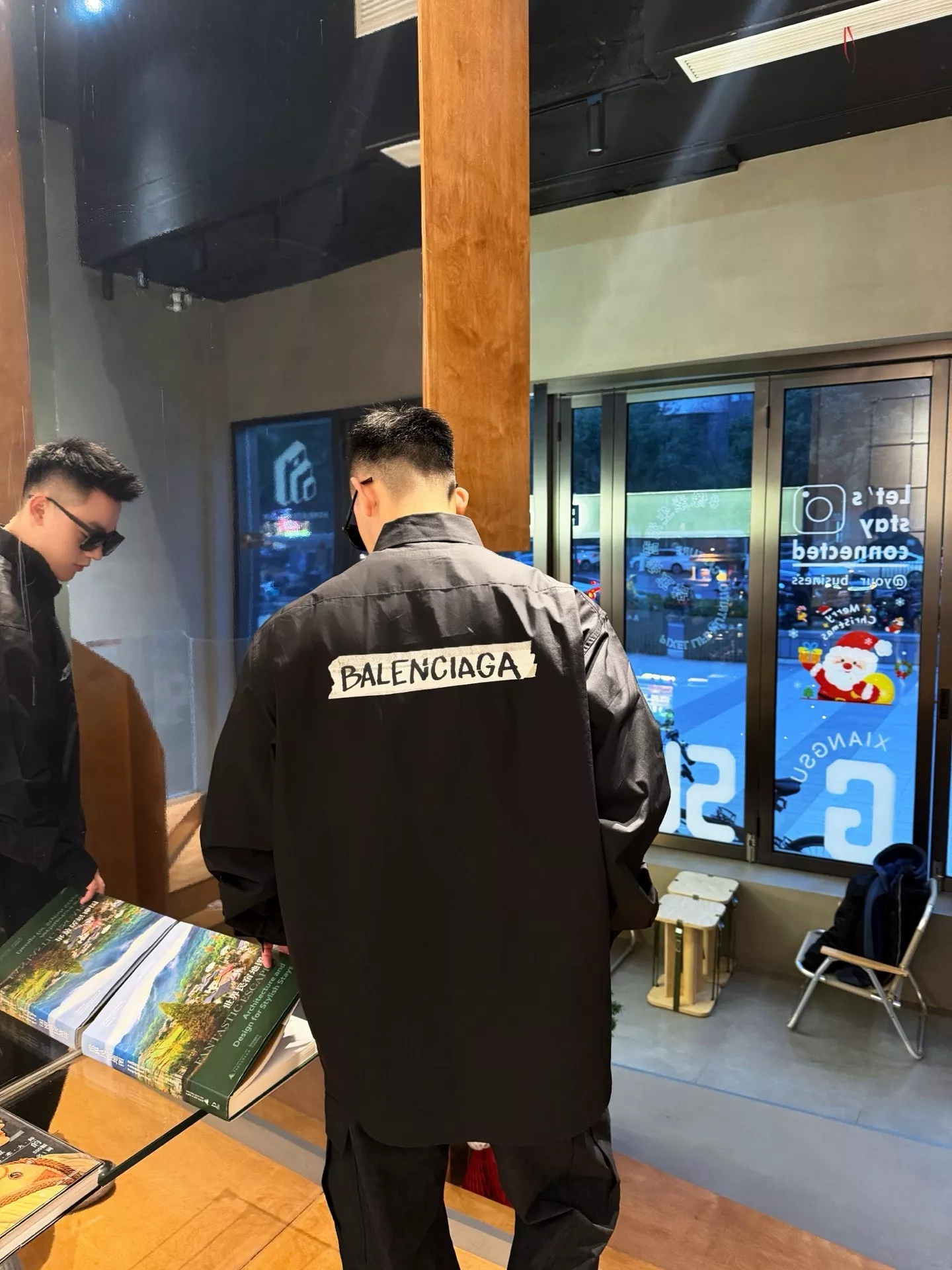 발렌시아가 25FW 마스킹 테이프 로고 프린트 셔츠 상세 이미지 12