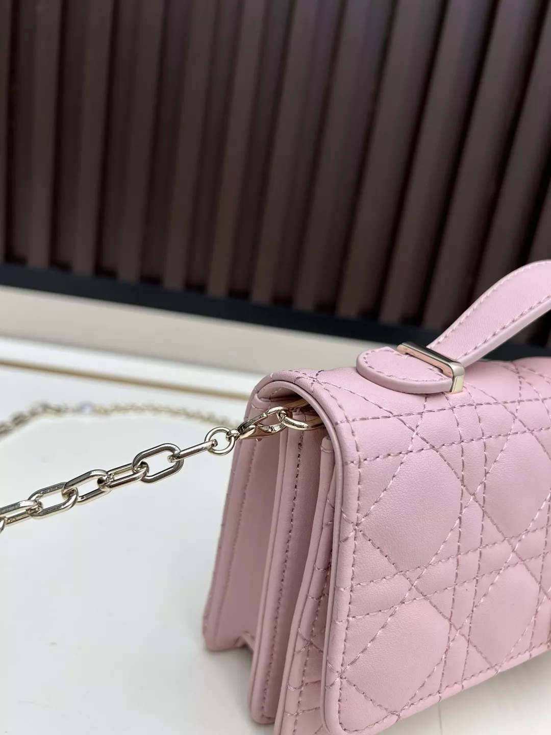 디올 레이디 디올 까나쥬 진주 체인 탑핸들 페이턴트 핸드 클러치 상세 이미지 6