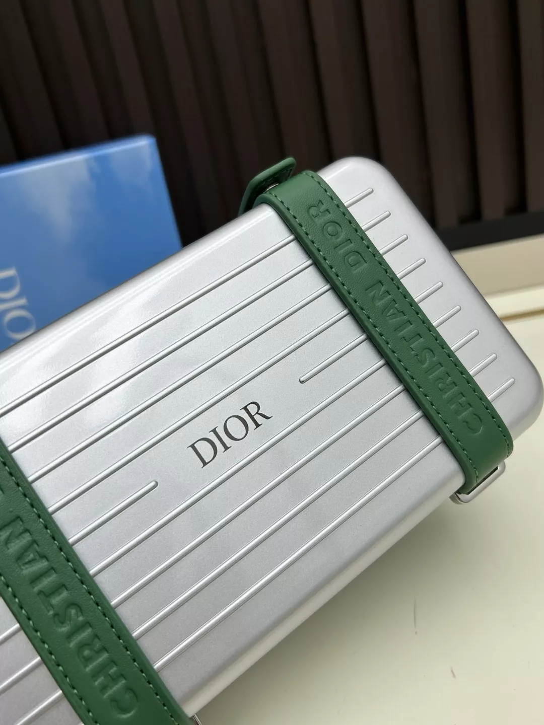디올 리모와 콜라보 알루미늄 미니 트렁크 케이스 백 상세 이미지 6