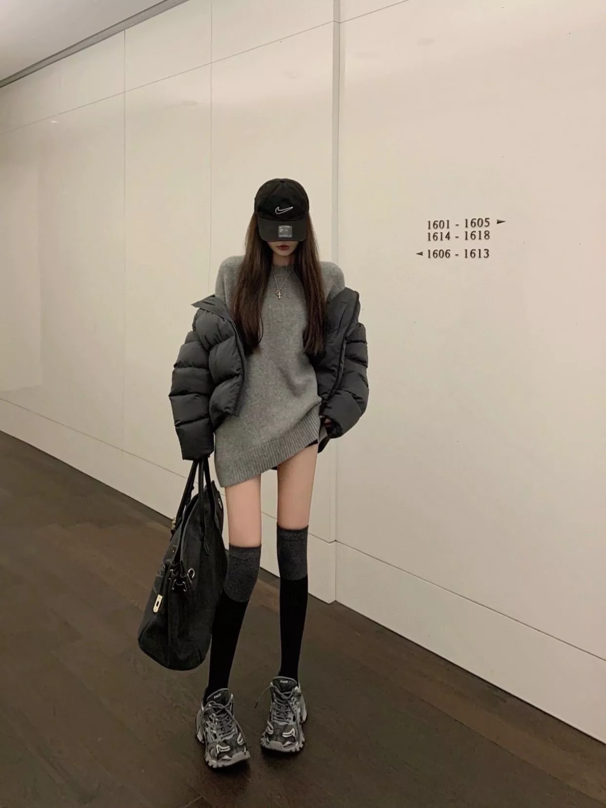 발렌시아가 여성 하이넥 나일론 쇼트 패딩 집업 재킷 상세 이미지 26