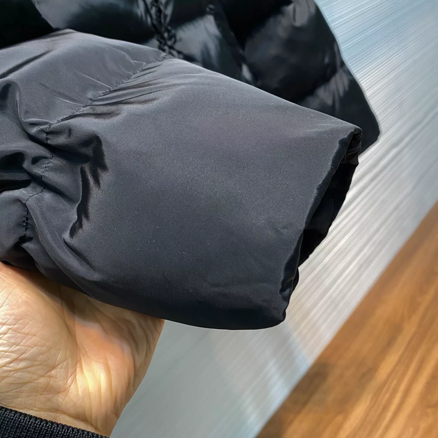 발렌시아가 여성 하이넥 나일론 쇼트 패딩 집업 재킷 상세 이미지 4