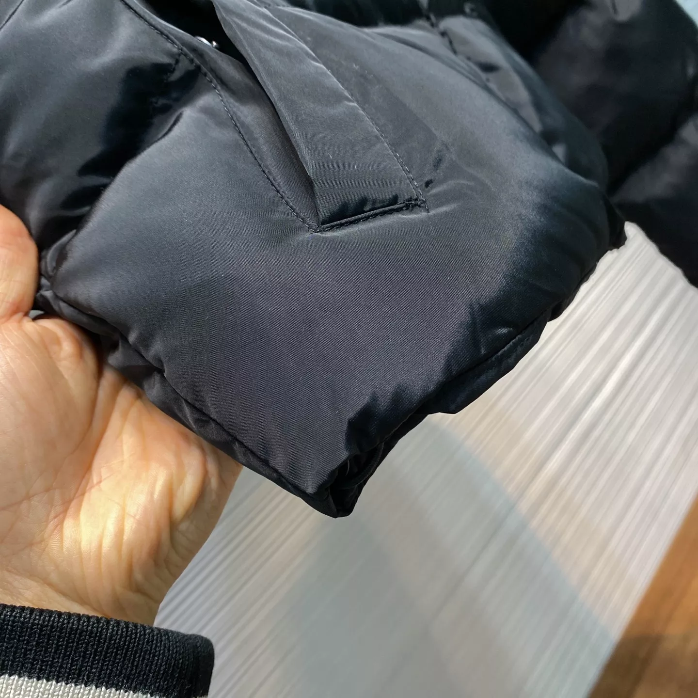 발렌시아가 여성 하이넥 나일론 쇼트 패딩 집업 재킷 상세 이미지 5