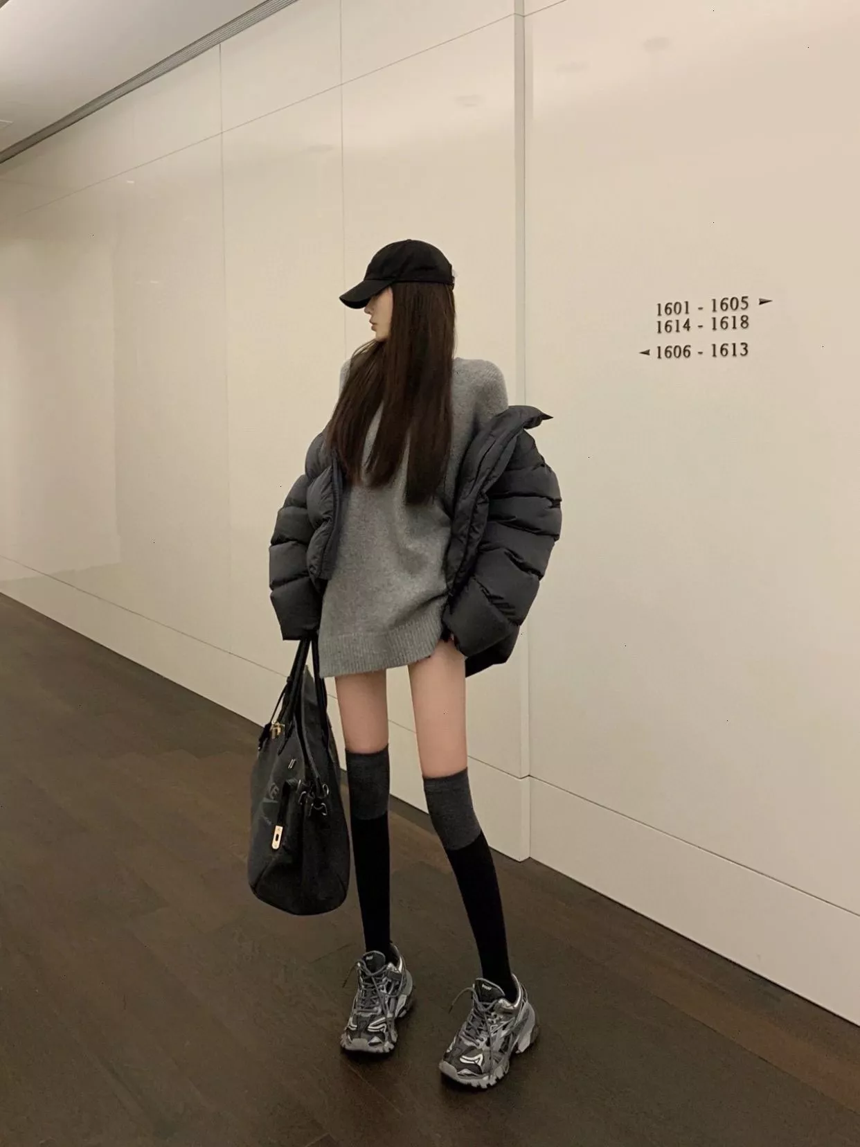 발렌시아가 여성 하이넥 나일론 쇼트 패딩 집업 재킷 상세 이미지 27