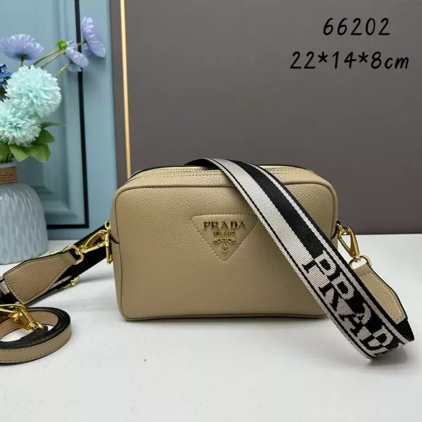 프라다 더블 스트랩 레더 카메라 숄더백