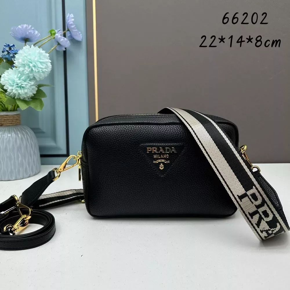 프라다 더블 스트랩 가죽 카메라백