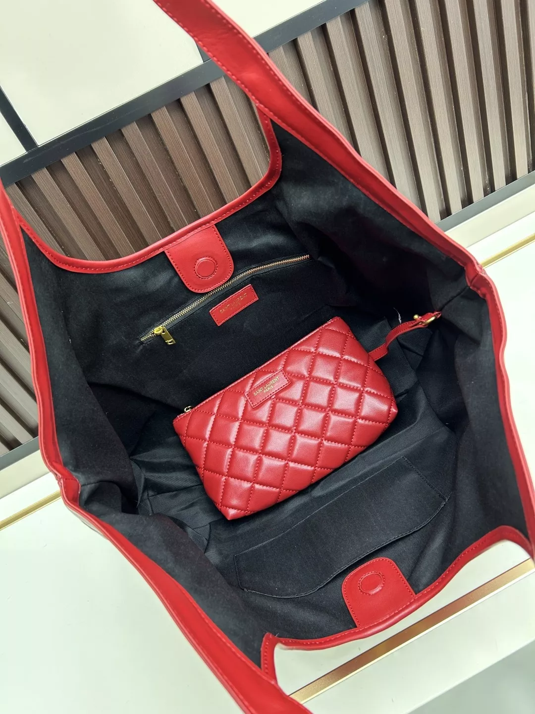 입생로랑 아이케어 퀼팅 나파 레더 오버사이즈 YSL 로고 숄더백 파우치 세트 상세 이미지 6