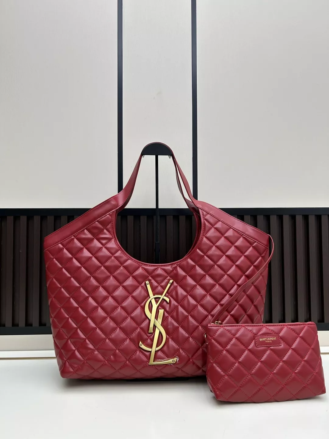 입생로랑 아이케어 퀼팅 나파 레더 오버사이즈 YSL 로고 숄더백 파우치 세트 상세 이미지 1