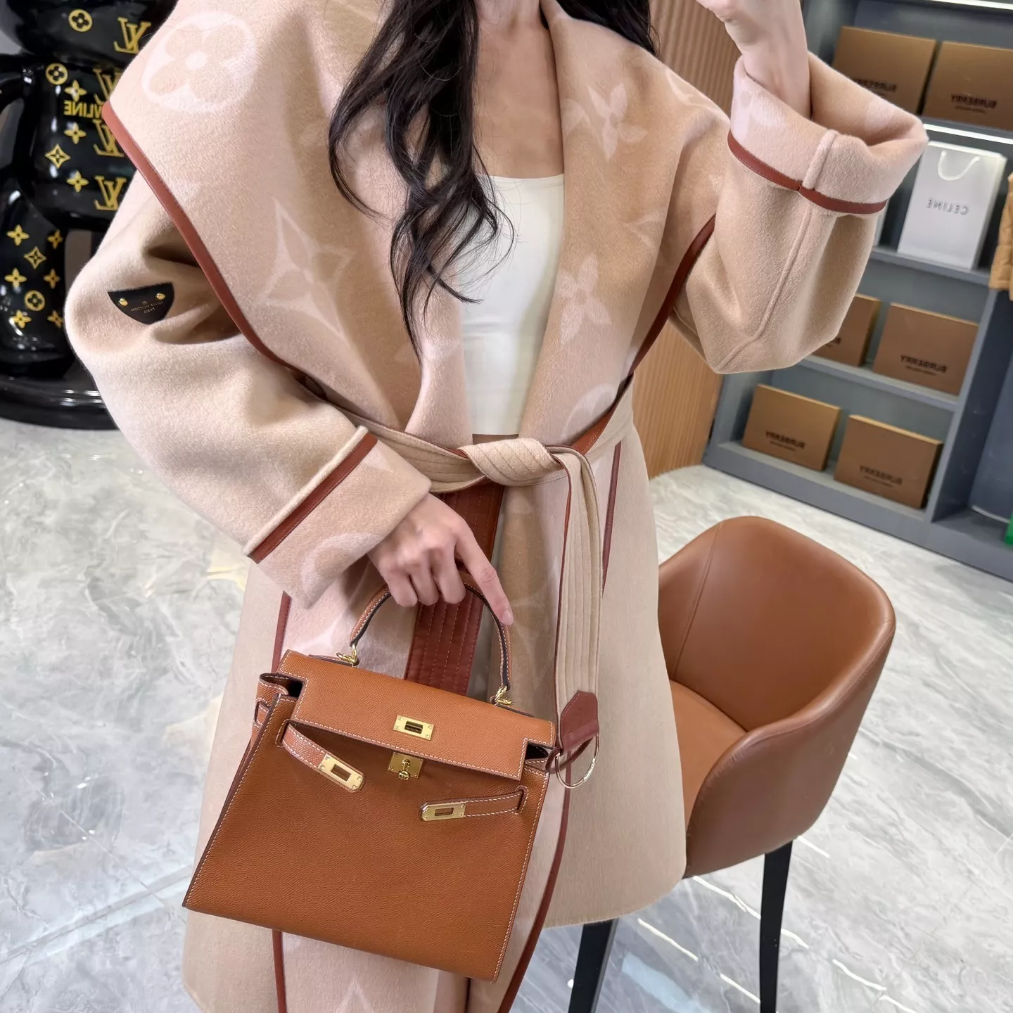루이비통 모노그램 자카드 후드 벨트 롱 코트 상세 이미지 86