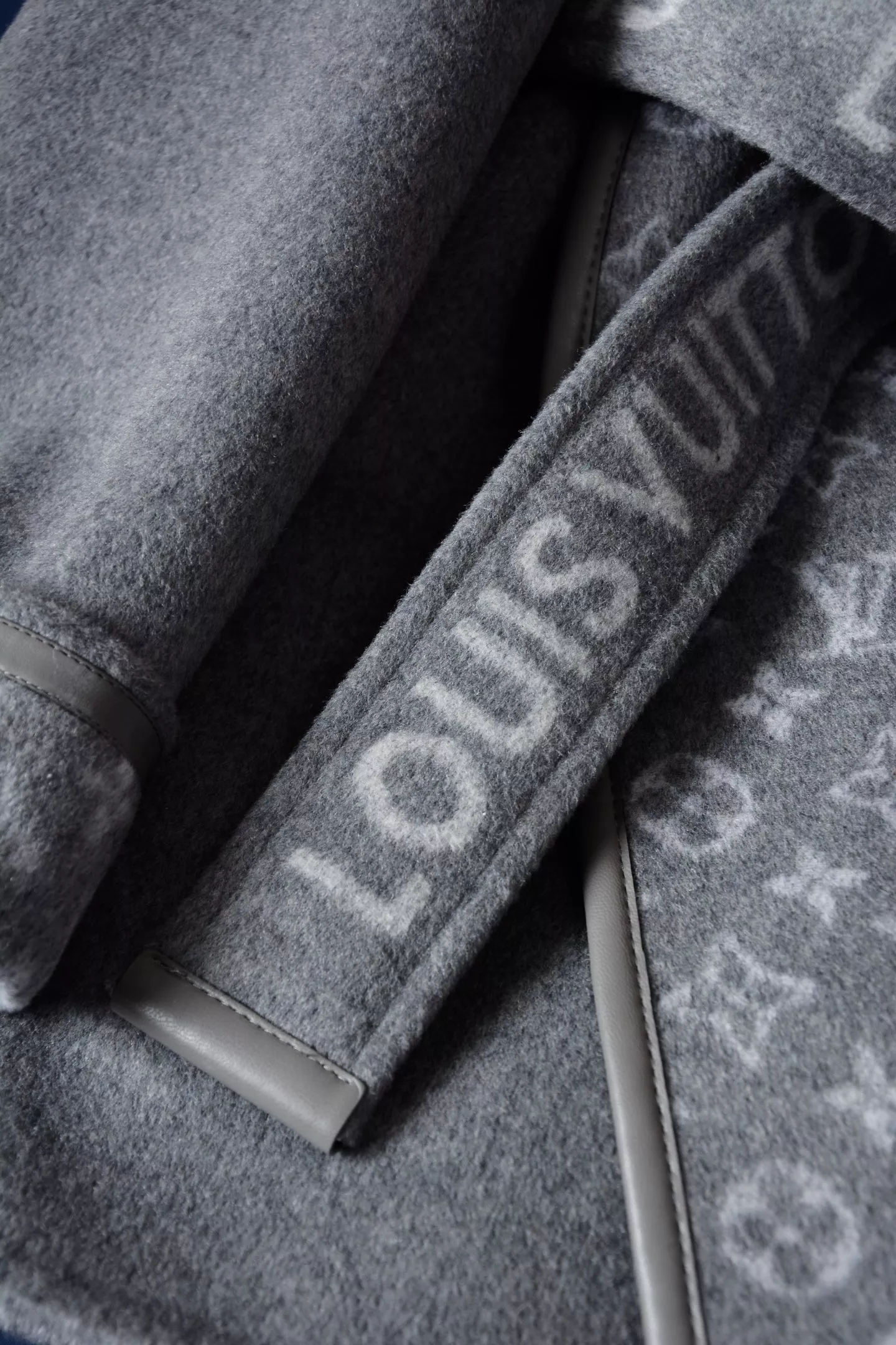 루이비통 모노그램 자카드 후드 랩 코트 상세 이미지 109