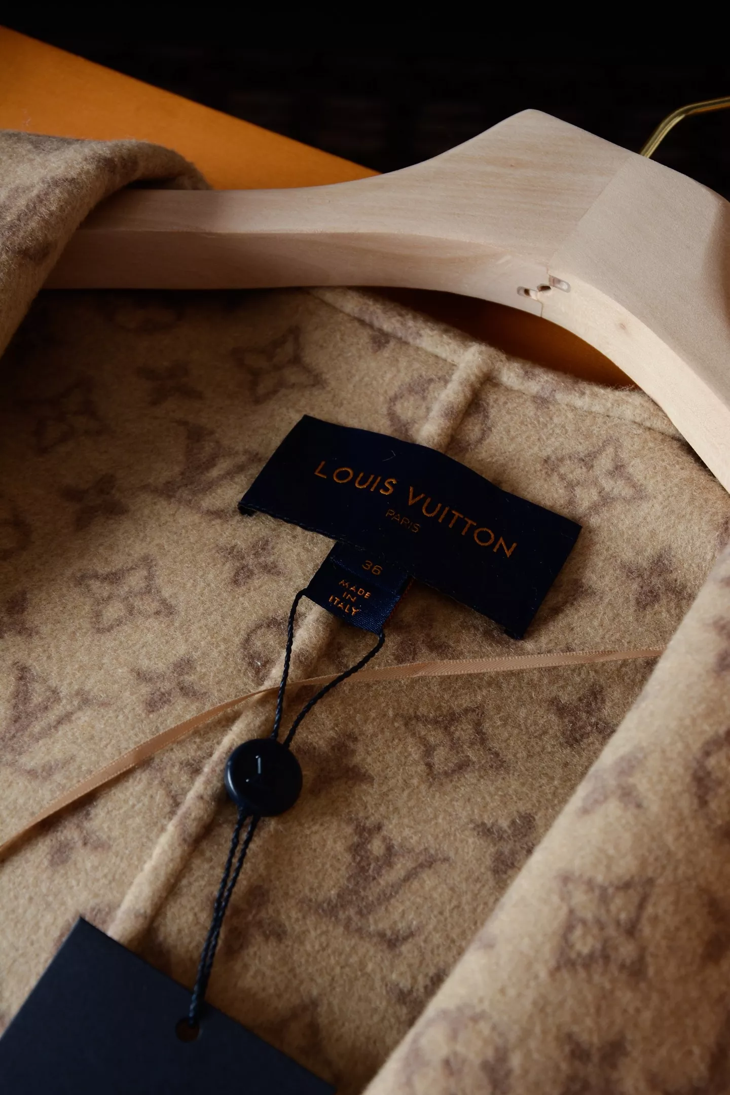 루이비통 모노그램 자카드 후드 랩 코트 상세 이미지 49