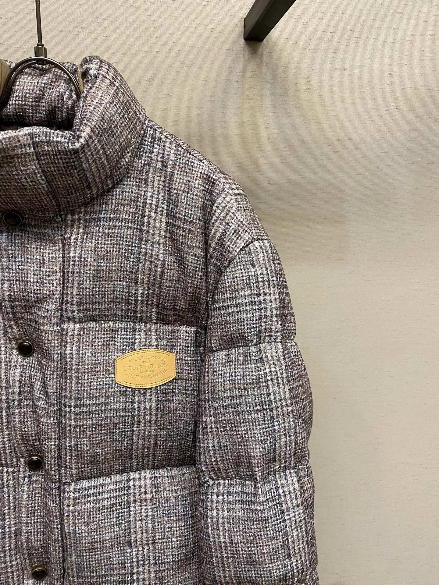 루이비통 하이넥 체크 트위드 숏 패딩 재킷 상세 이미지 3