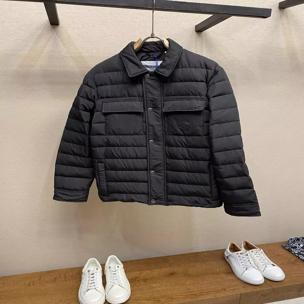 버버리 가죽 로고 패치 경량 다운 재킷