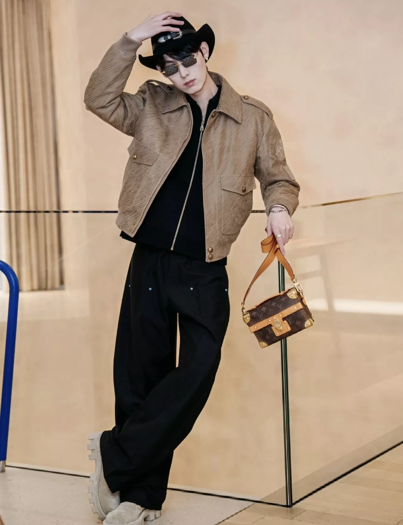 루이비통 모노그램 엠보스드 레더 플라이트 재킷 상세 이미지 10