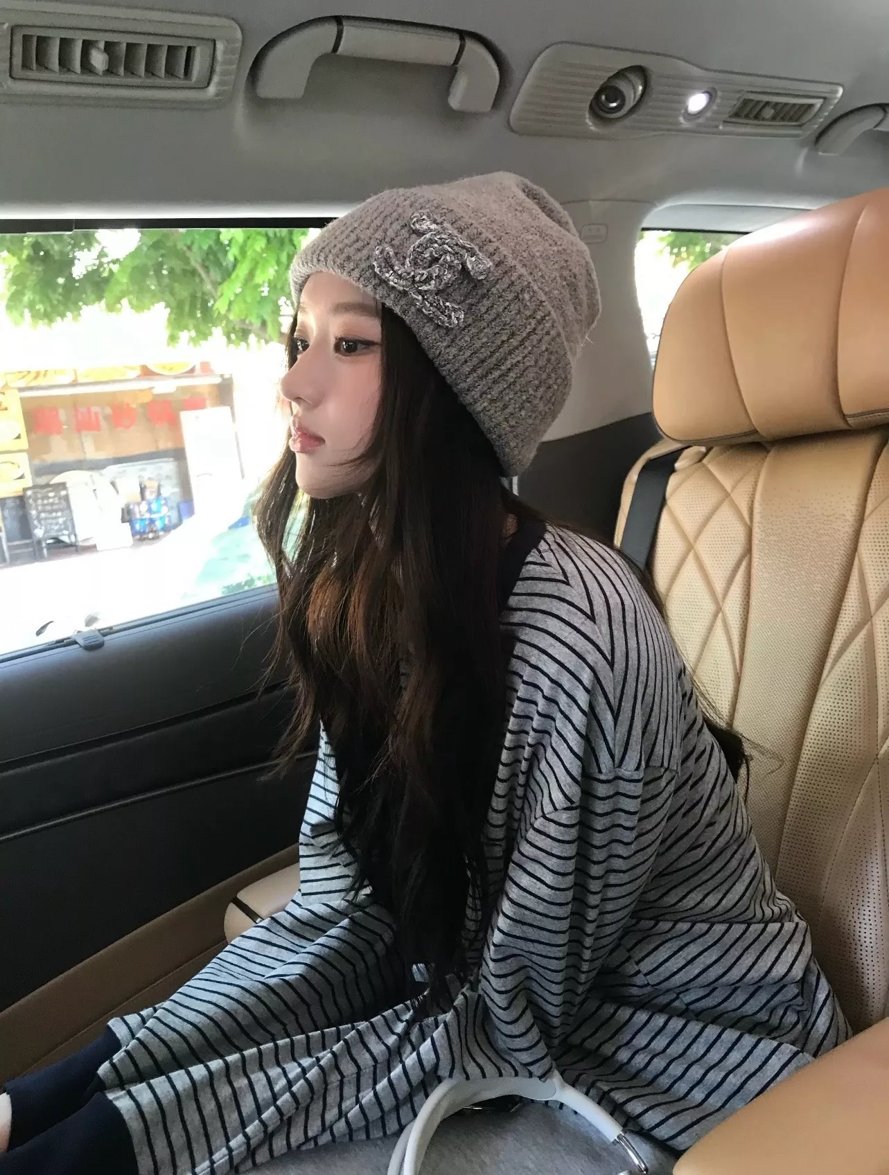 미우미우 로고 포켓 스트라이프 긴소매 티셔츠 상세 이미지 26