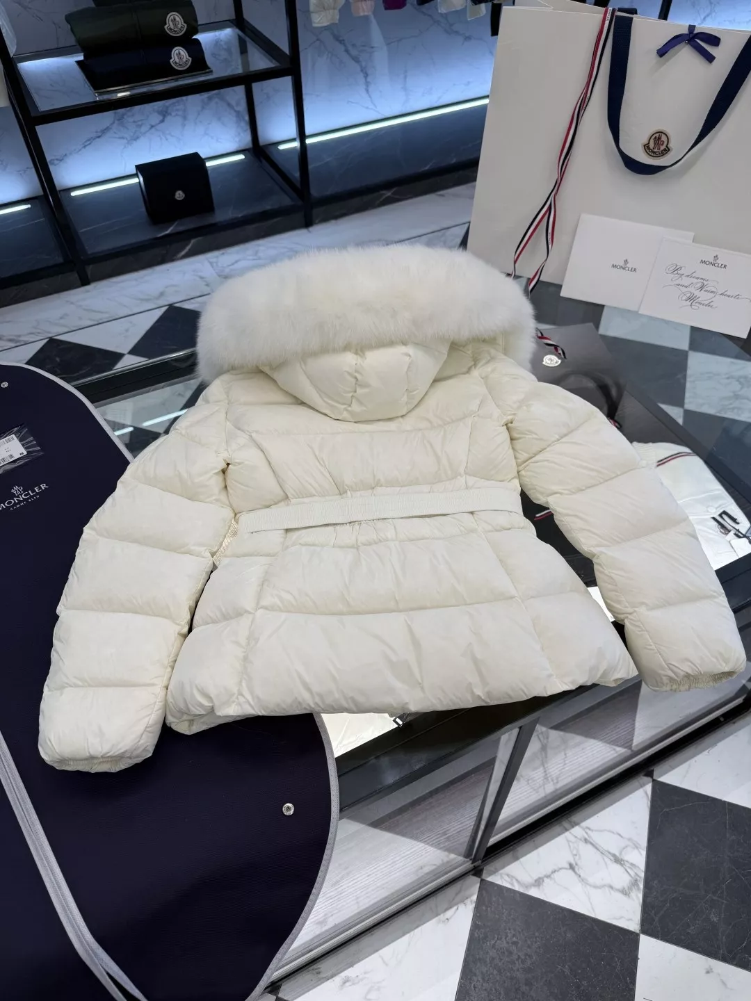 몽클레어 보에드 여성 쇼트 다운 재킷 폭스 퍼 후드 상세 이미지 18