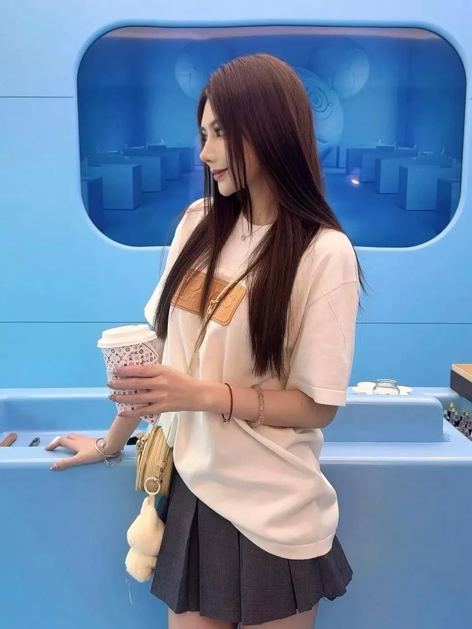 루이비통 LV 엠블럼 패치 코튼 반팔 라운드 티셔츠 상세 이미지 21