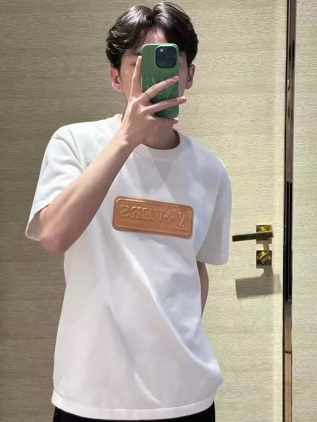 루이비통 LV 엠블럼 패치 코튼 반팔 라운드 티셔츠 상세 이미지 13