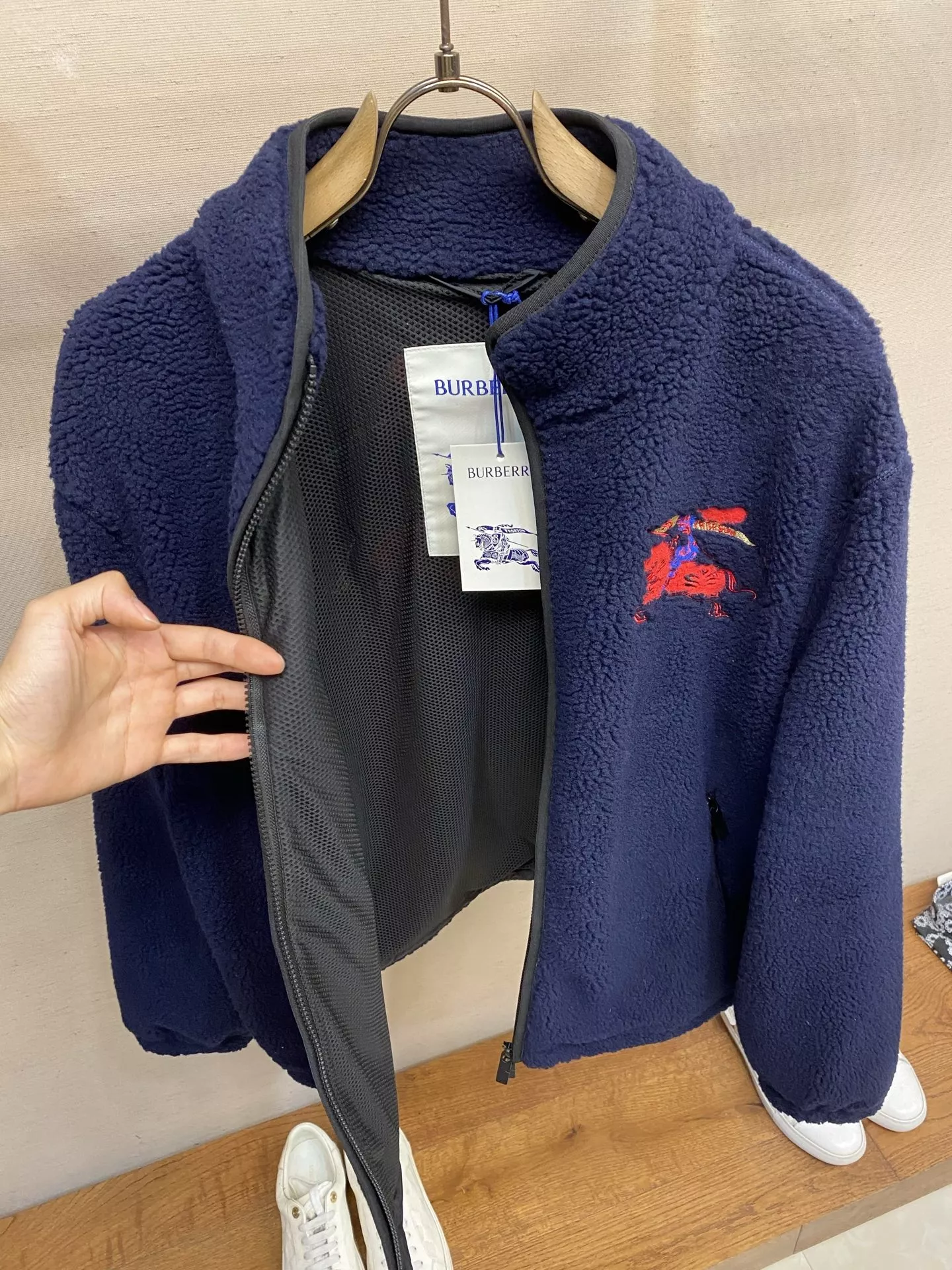 버버리 전마 자수 스웨이드 터치 보아 집업 재킷 상세 이미지 8