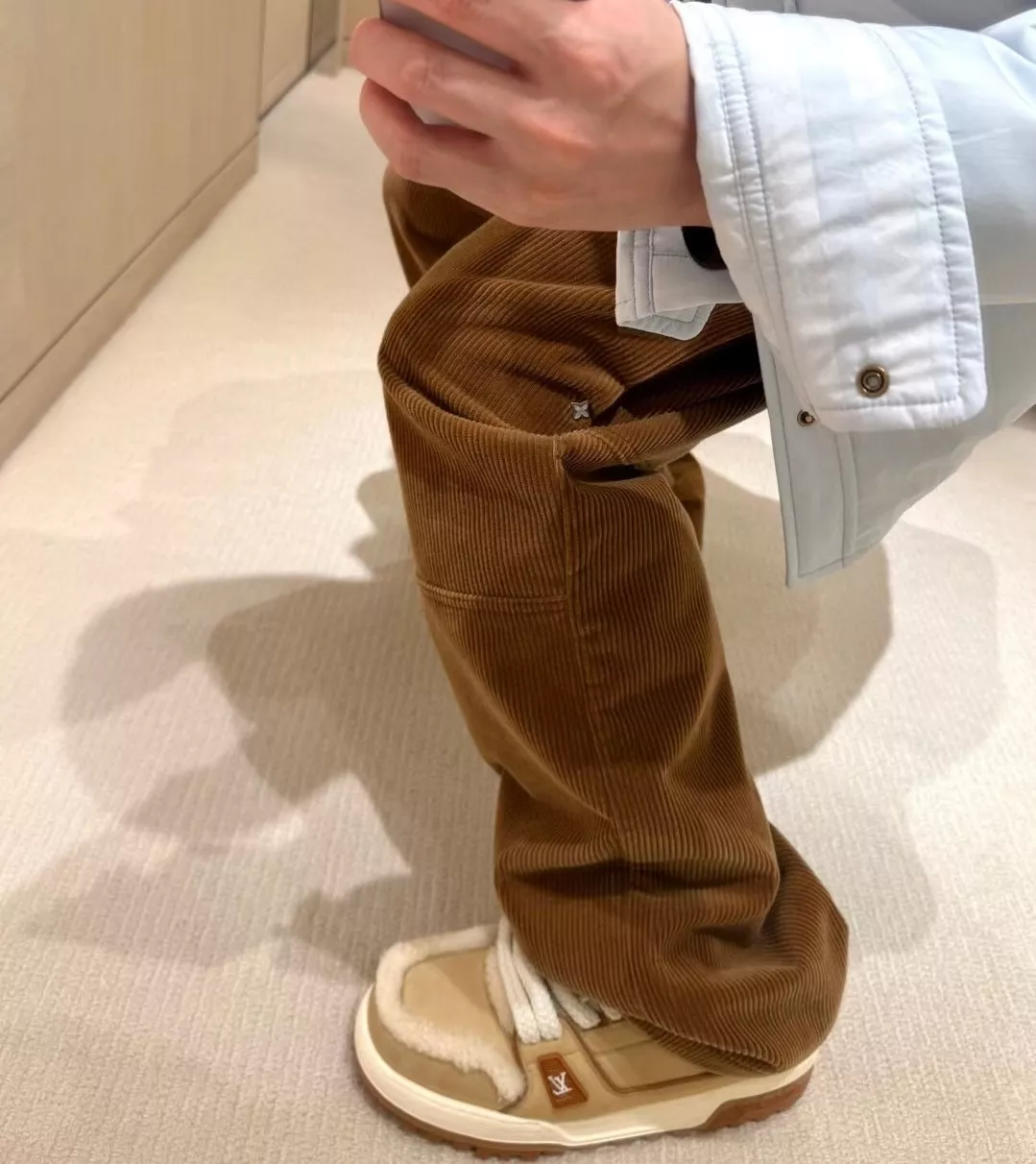 루이비통 로고 패치 코듀로이 카고 팬츠 상세 이미지 30