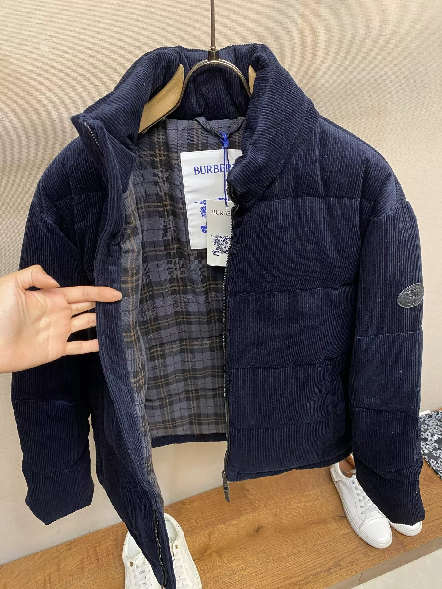 버버리 코듀로이 다운 패딩 재킷 상세 이미지 8