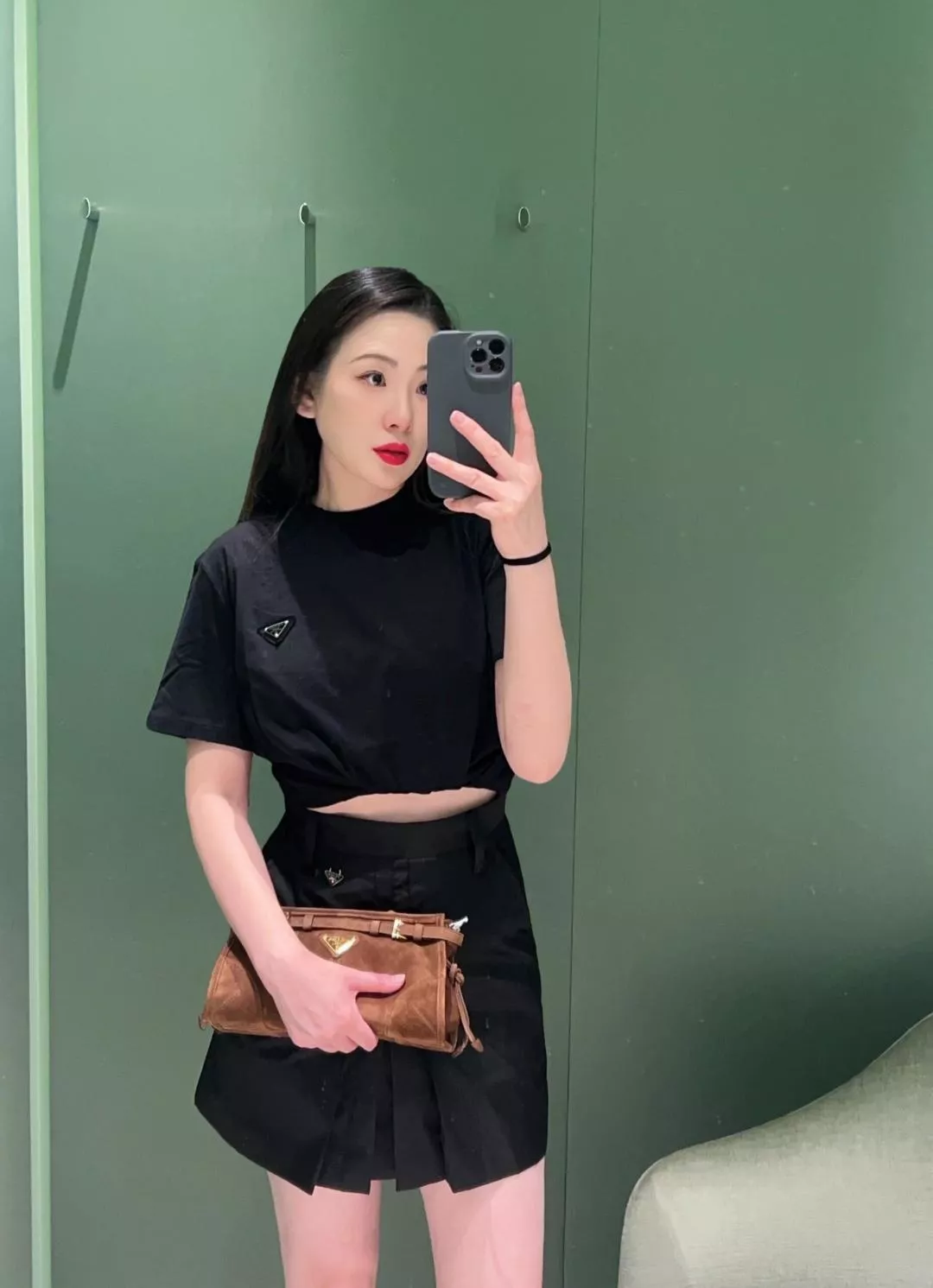 프라다 붙임 패치 삼각 로고 라운드 반소매 티셔츠 상세 이미지 11