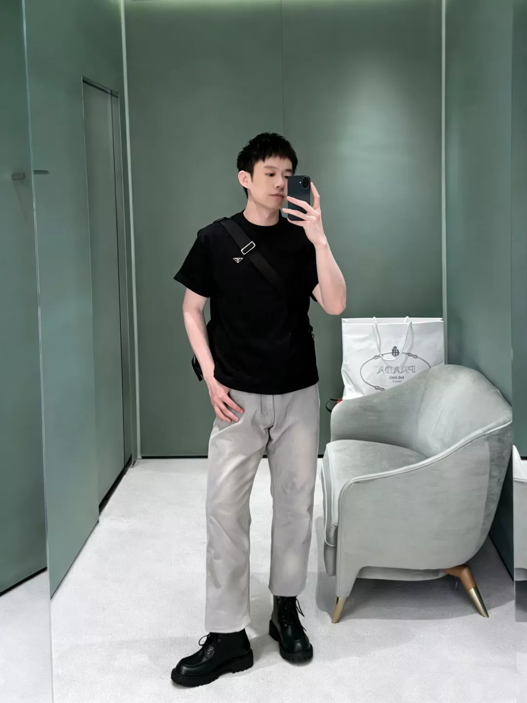프라다 붙임 패치 삼각 로고 라운드 반소매 티셔츠 상세 이미지 24