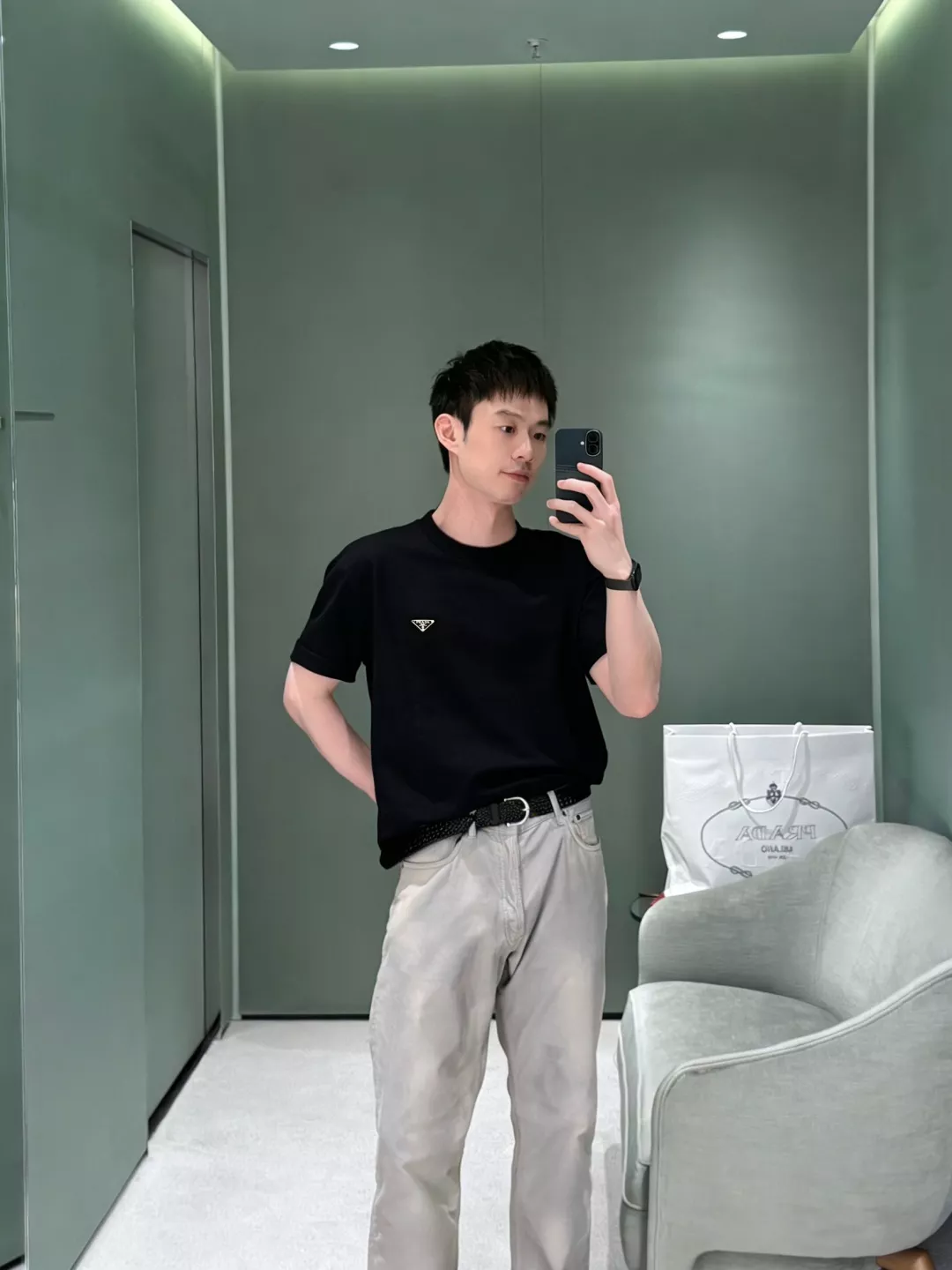 프라다 붙임 패치 삼각 로고 라운드 반소매 티셔츠 상세 이미지 23