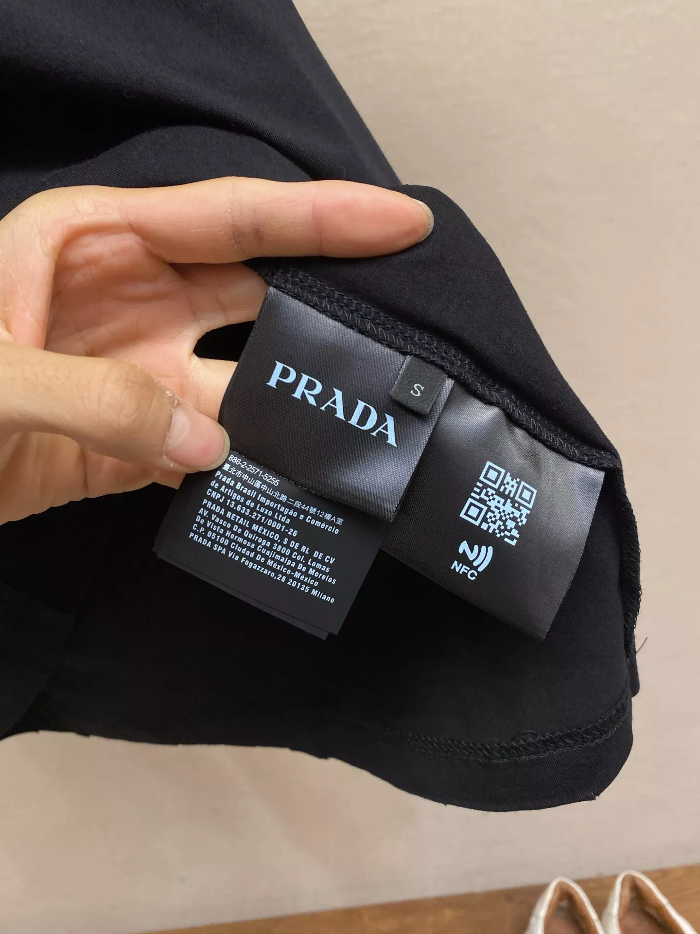 프라다 붙임 패치 삼각 로고 라운드 반소매 티셔츠 상세 이미지 7
