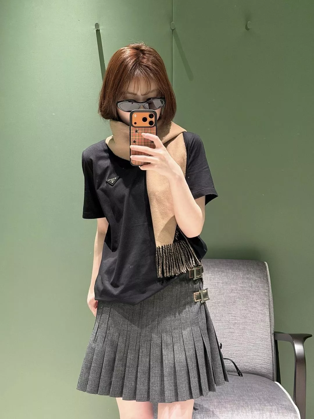 프라다 붙임 패치 삼각 로고 라운드 반소매 티셔츠 상세 이미지 16