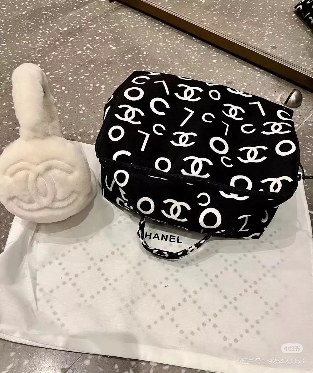 샤넬 로고 자수 퍼 귀마개 상세 이미지 23