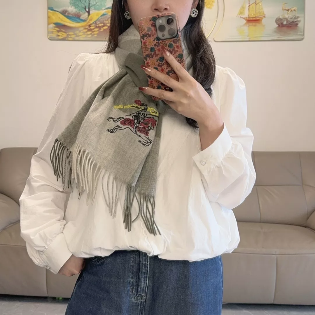 버버리 전투마 자수 램스울 스카프 상세 이미지 1