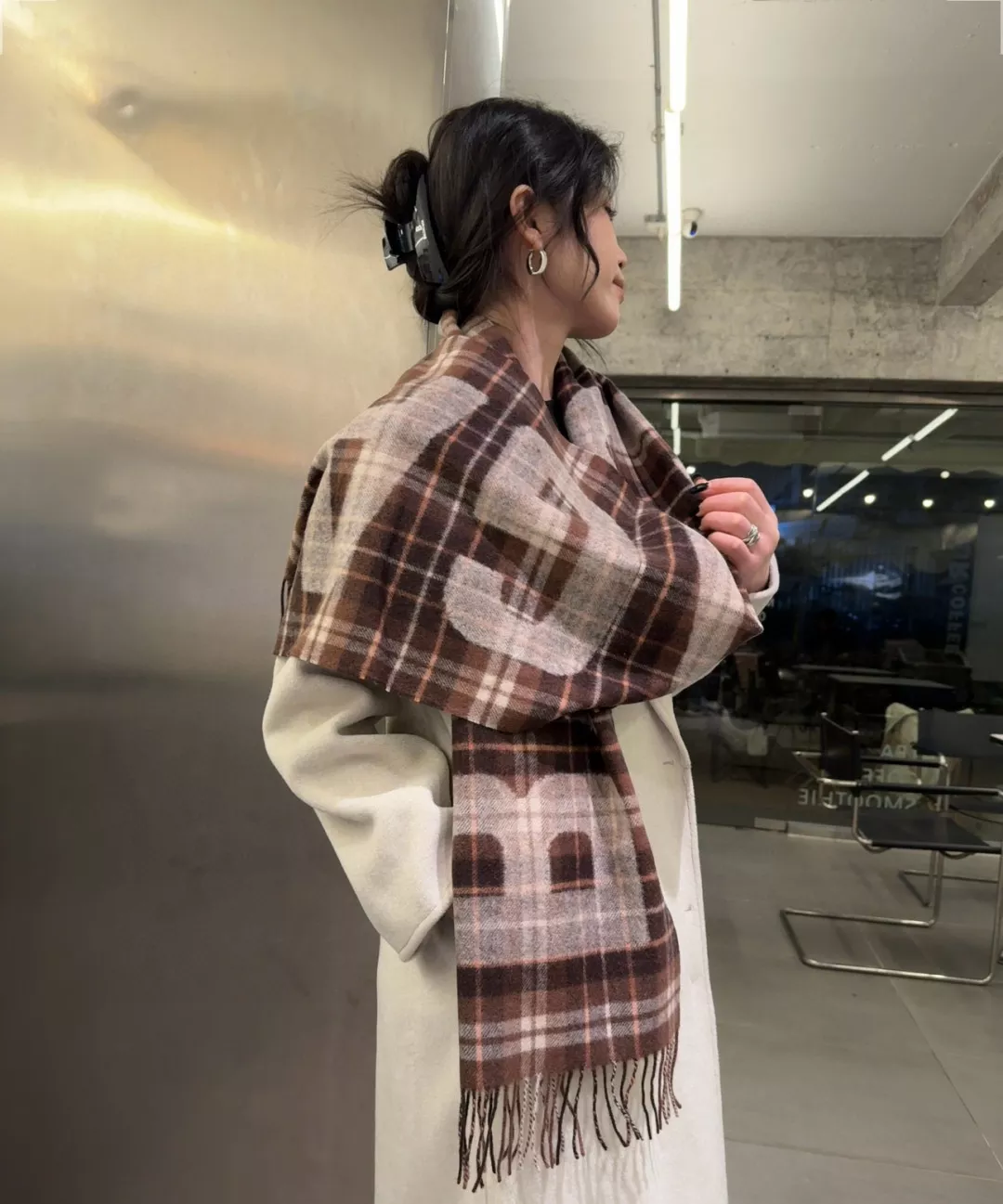 발렌시아가 브라운 체크 캐시미어 숄 상세 이미지 2
